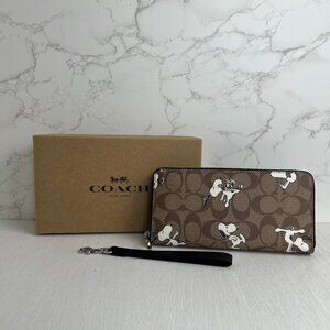 NWT Coach x Peanuts Snoopy Wristlet Wallet